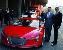 Arnold Schwarzenegger und Peter Schwarzenbauer am Audi e-tron